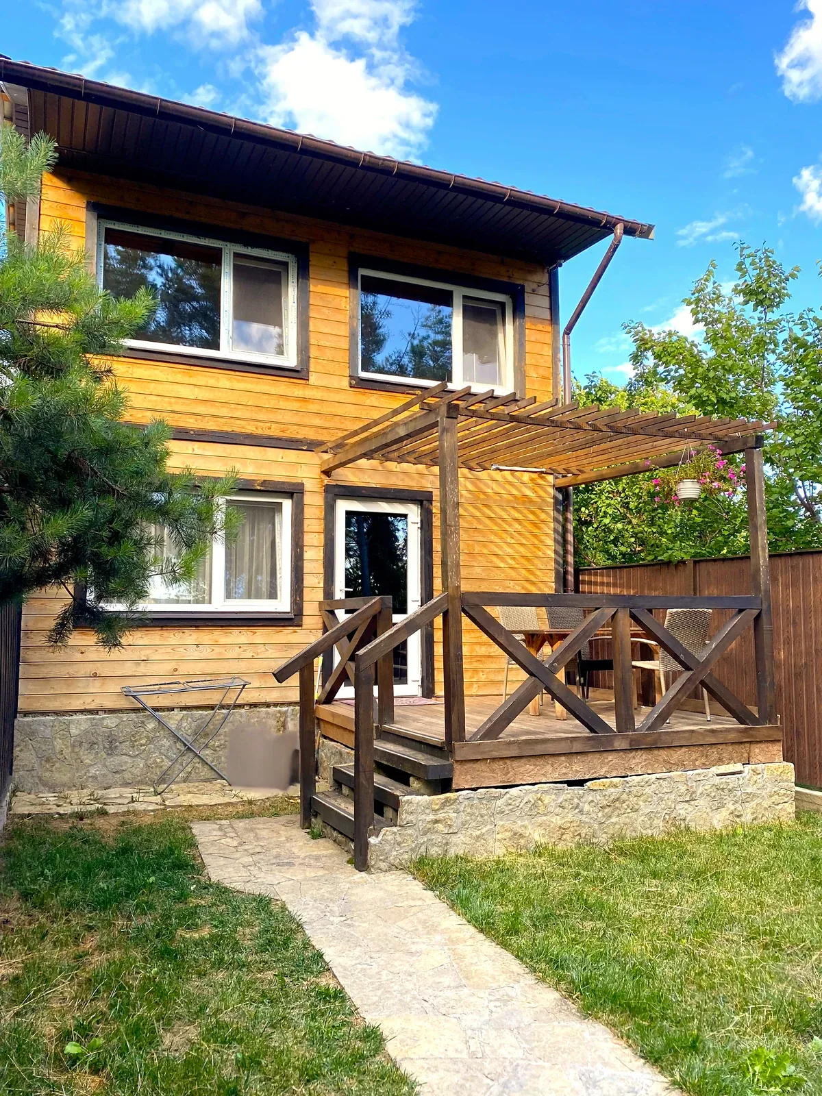 Двоповерховий котедж з терасою та двориком
